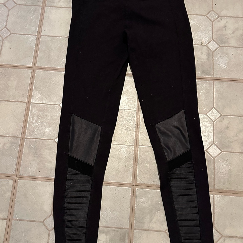 ALO Yoga Black Leggings with Logo Detail